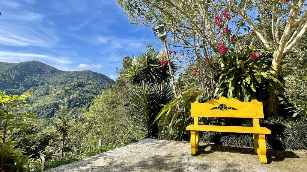 Mirador con vistas a la montaña en finca cerca de Felidia, Cali.