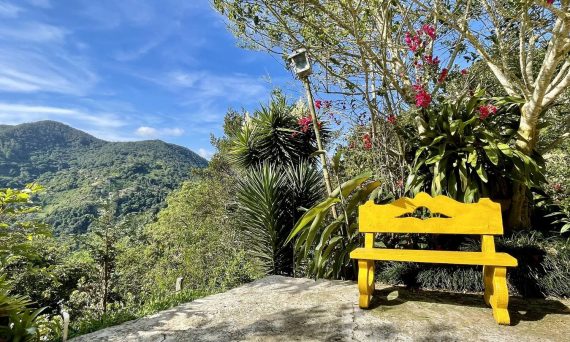 Mirador con vistas a la montaña en finca cerca de Felidia, Cali.