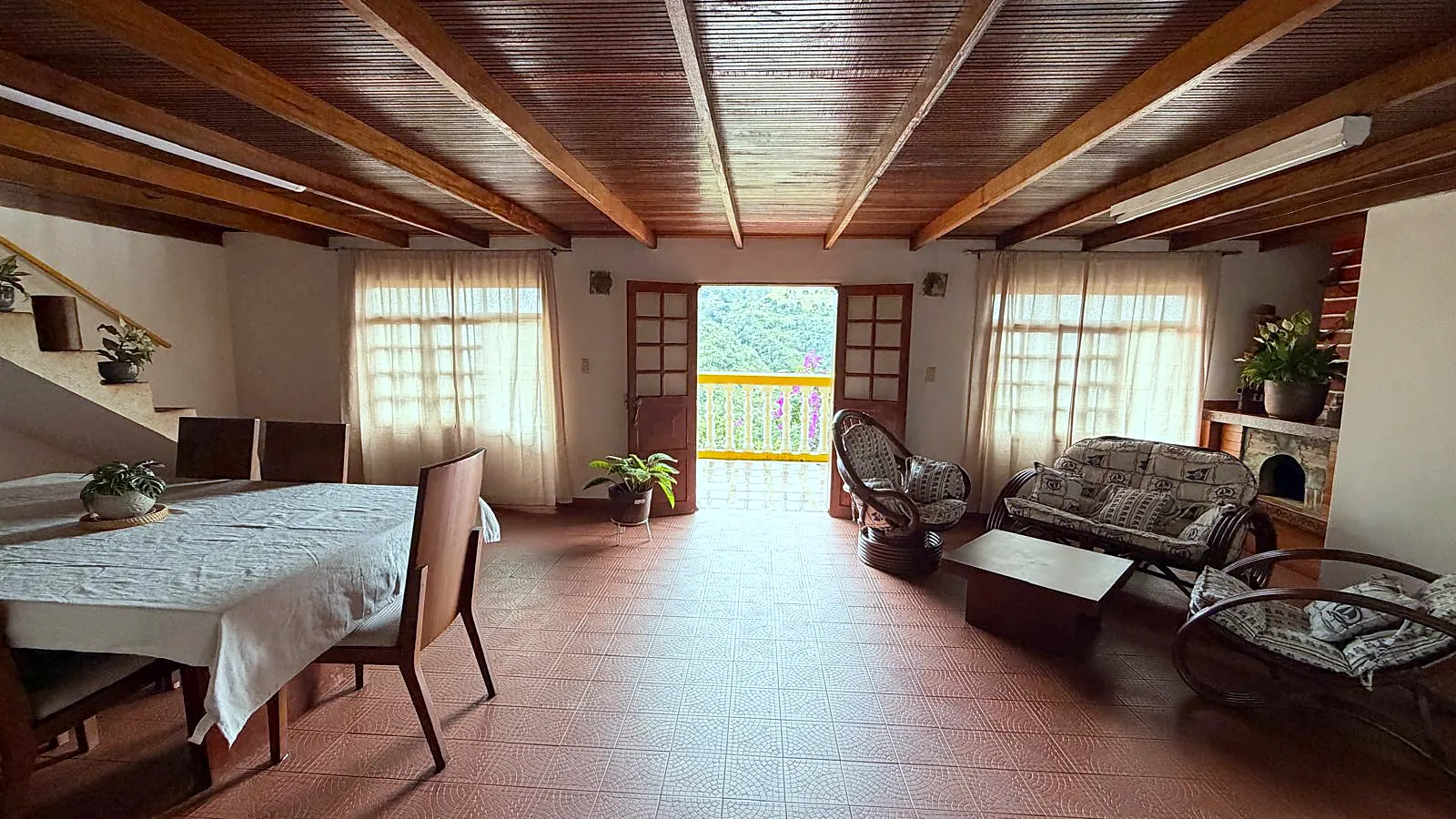 Comedor y salón amplios