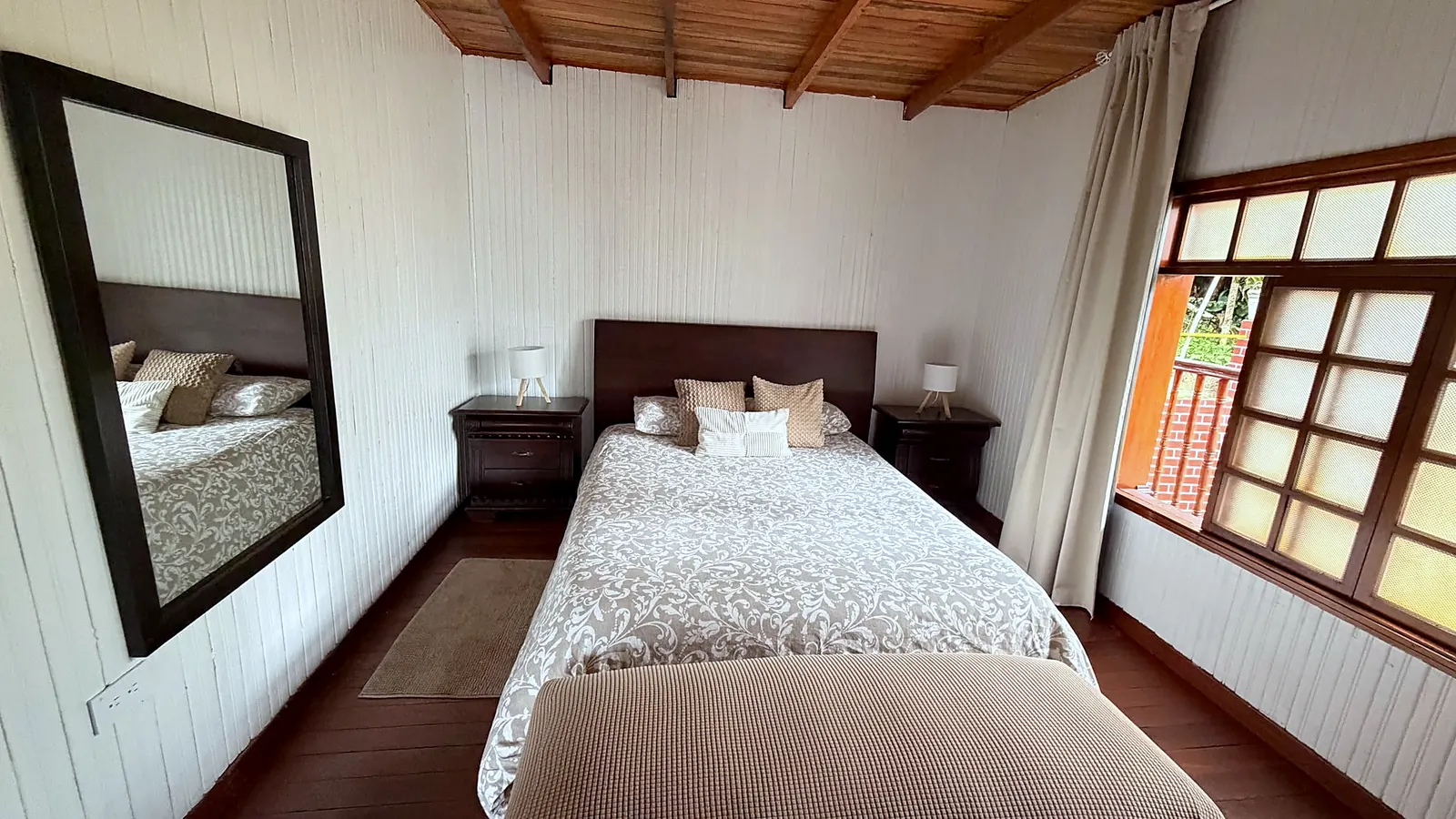 Habitación con cama doble y espejo