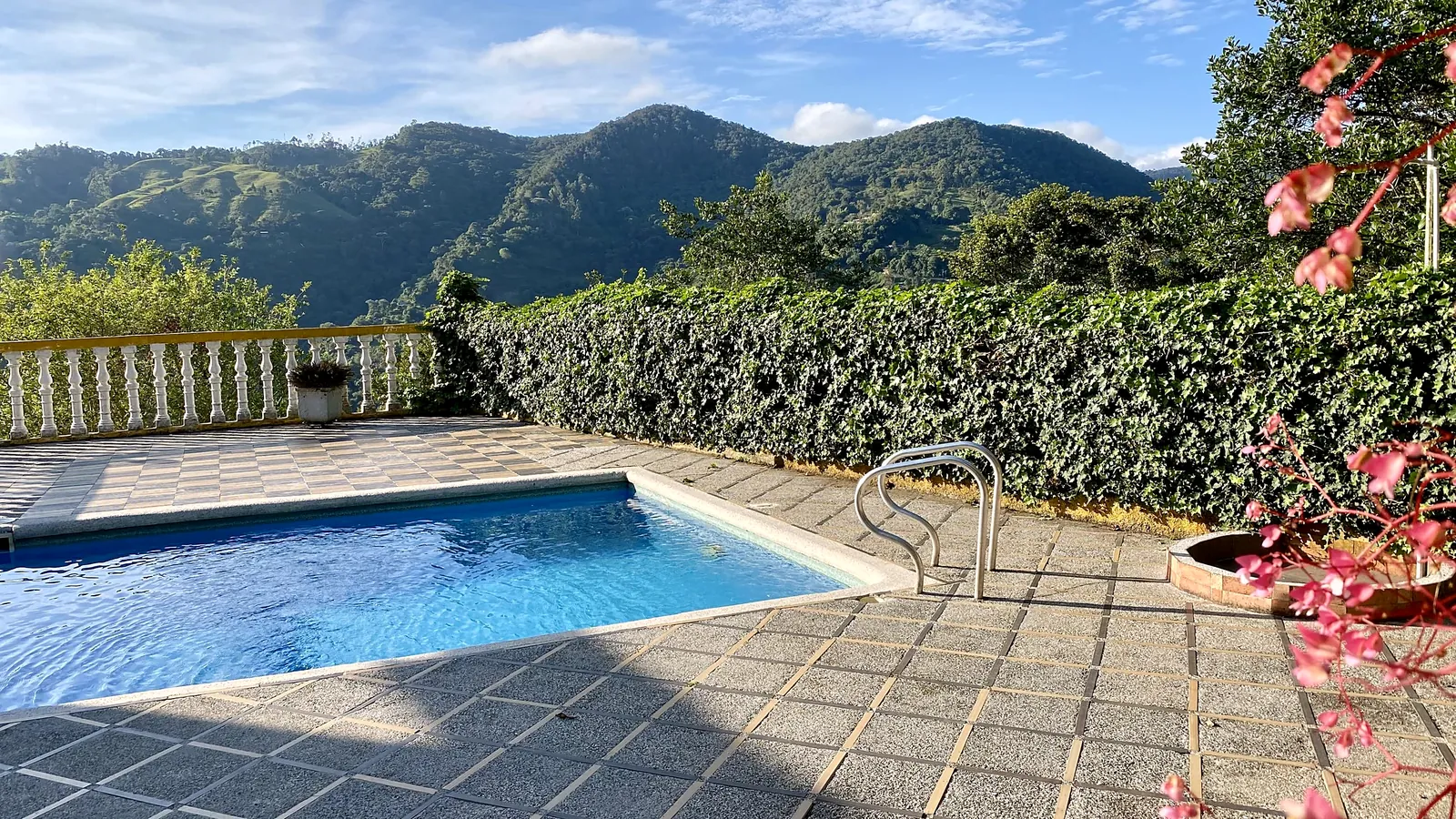 Piscina al sol