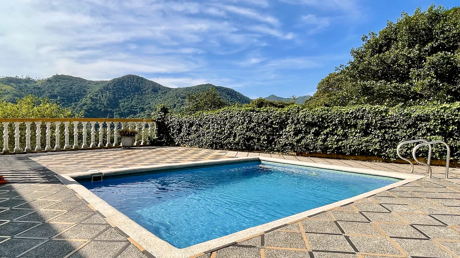 Piscina privada de la finca con vista al valle, cerca de Cali